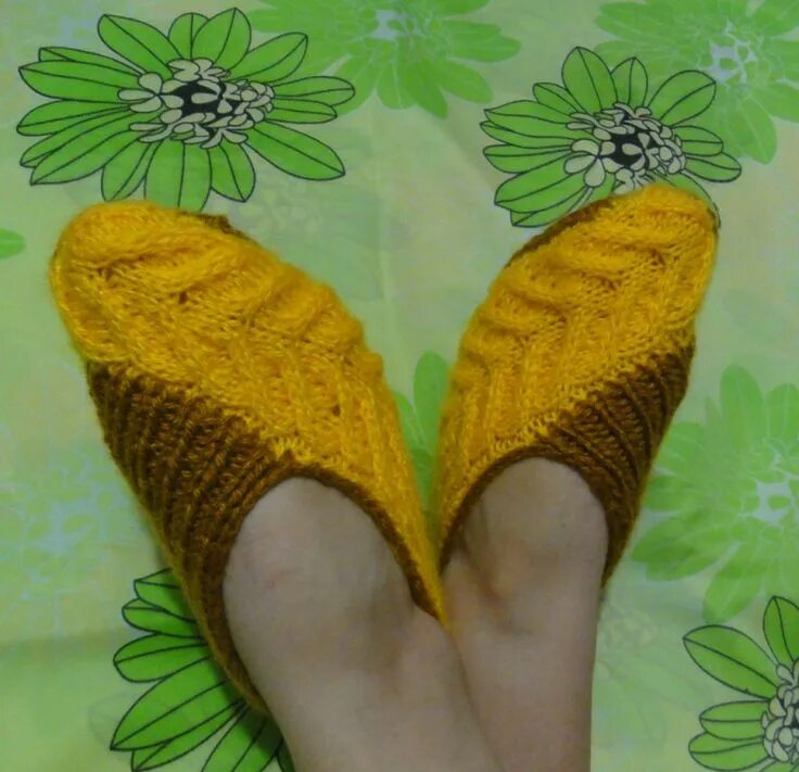 Тапочки листиками. Тапочки следочки с листиками. Тапочки-следочки мк лист резной. Тапки спортивные детские для девочек. Вязаные тапочки зинаиды скурихиной.