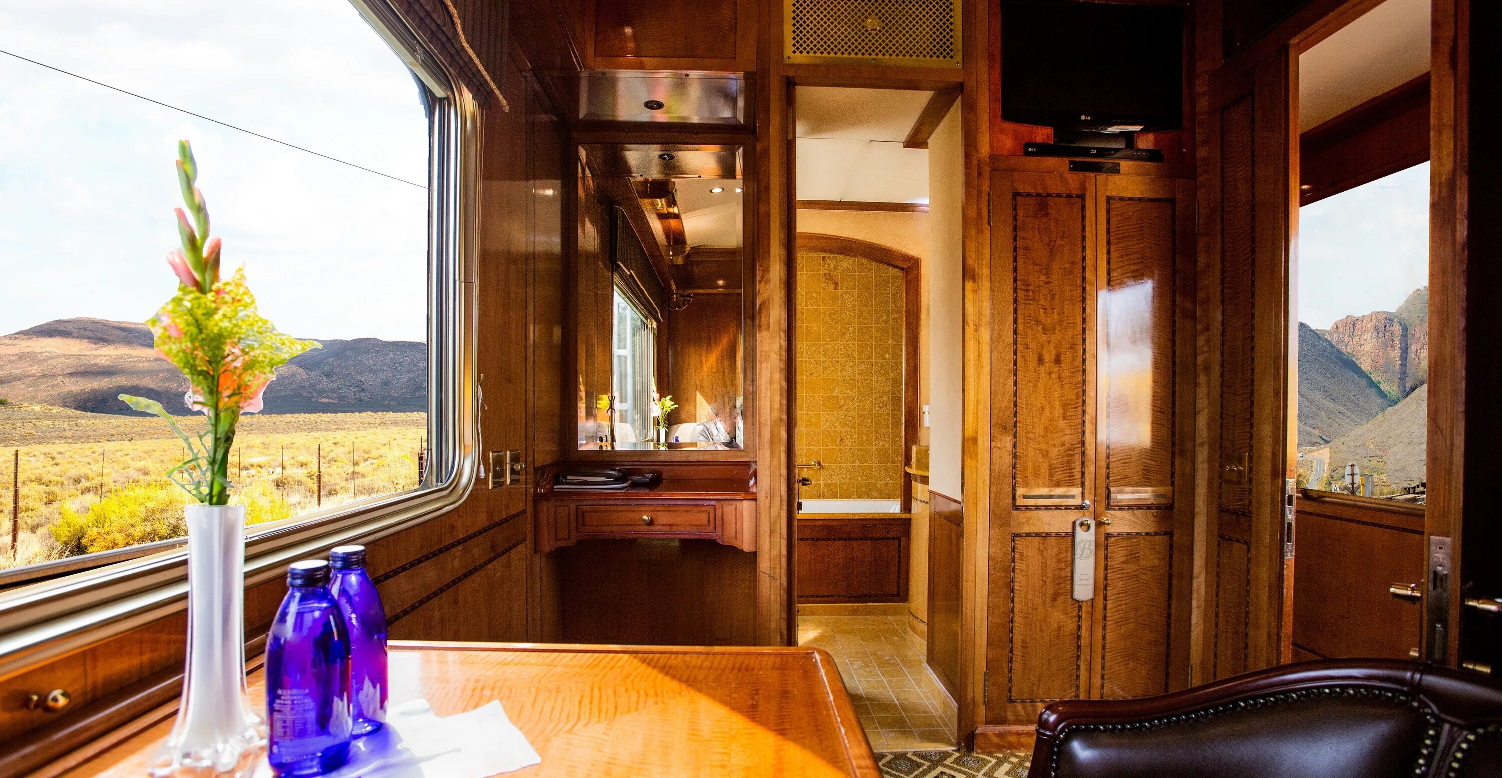 Blue train юар. Blue train юар. Поезд «blue train» («голубой поезд»). The blue train поезд. Blues train.