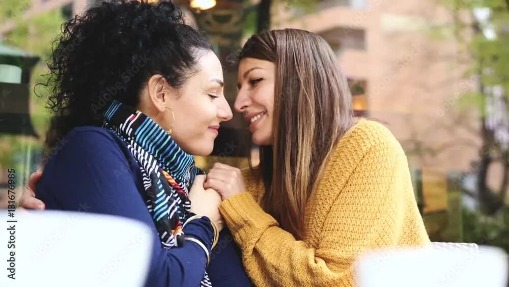 Lesbian person. Lesbian person. Первая лесбийская любовь. Подруги картинки. Типичная лесбийская внешность.