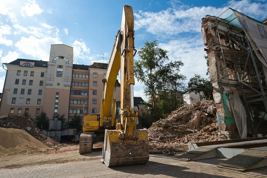 Сносят дом. Снос нежилого дома. Разбор здания. Снос здания. Сносят дом.