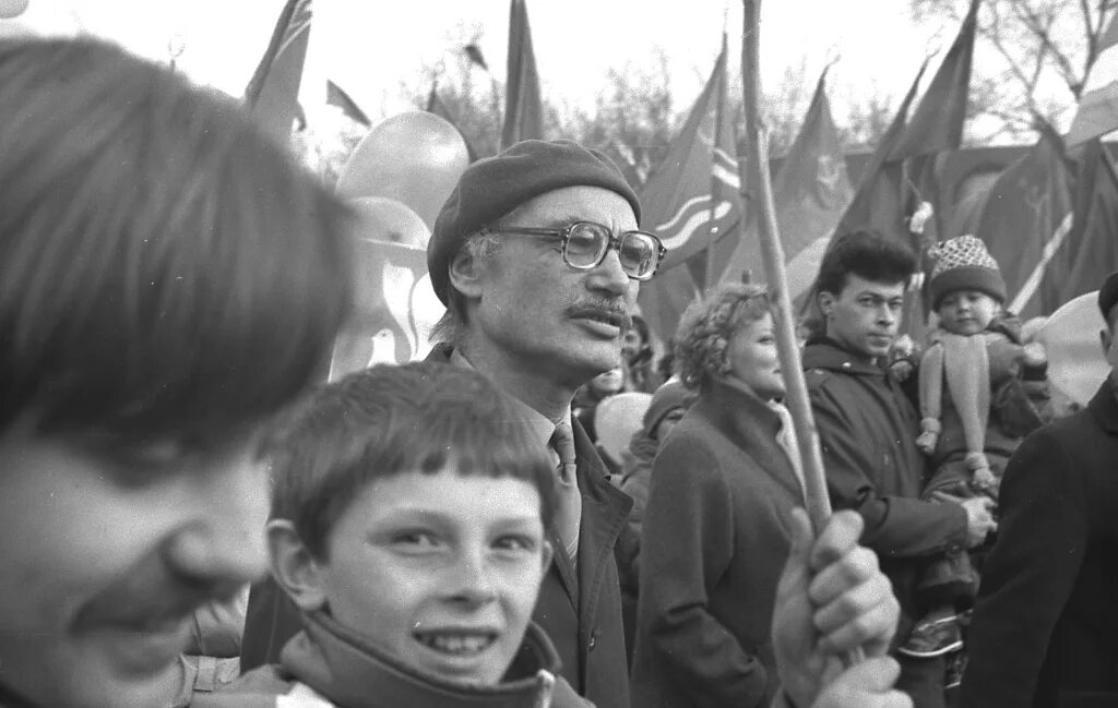 Дети на Первомайской демонстрации в Москве в 1920 году. Фото с праздником Победы. Домодедово Первомайская демонстрация 1988. Звезды в детстве на демонстрации. 1 мая 1988