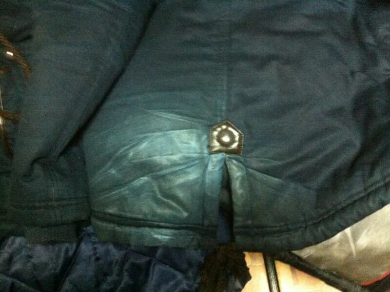 белые полосы на куртке. белые полосы на куртке. пятно на куртке. засаленный воротник. черная куртка найк женская укороченная.