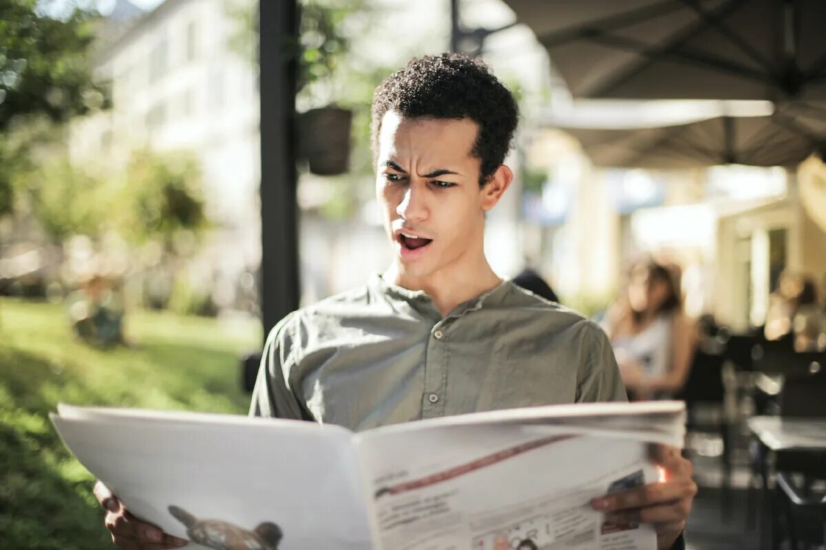 Читает удивленно газету. Read News. People reading News. Читающий Фейсбук человек. Such happens