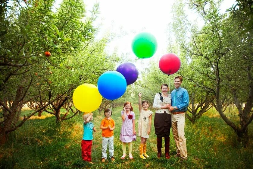 Воздушные шары семей. Воздушные шары семей. Детки с воздушными шарами. Воздушные шары с днем семьи. Семья с воздушными шариками.