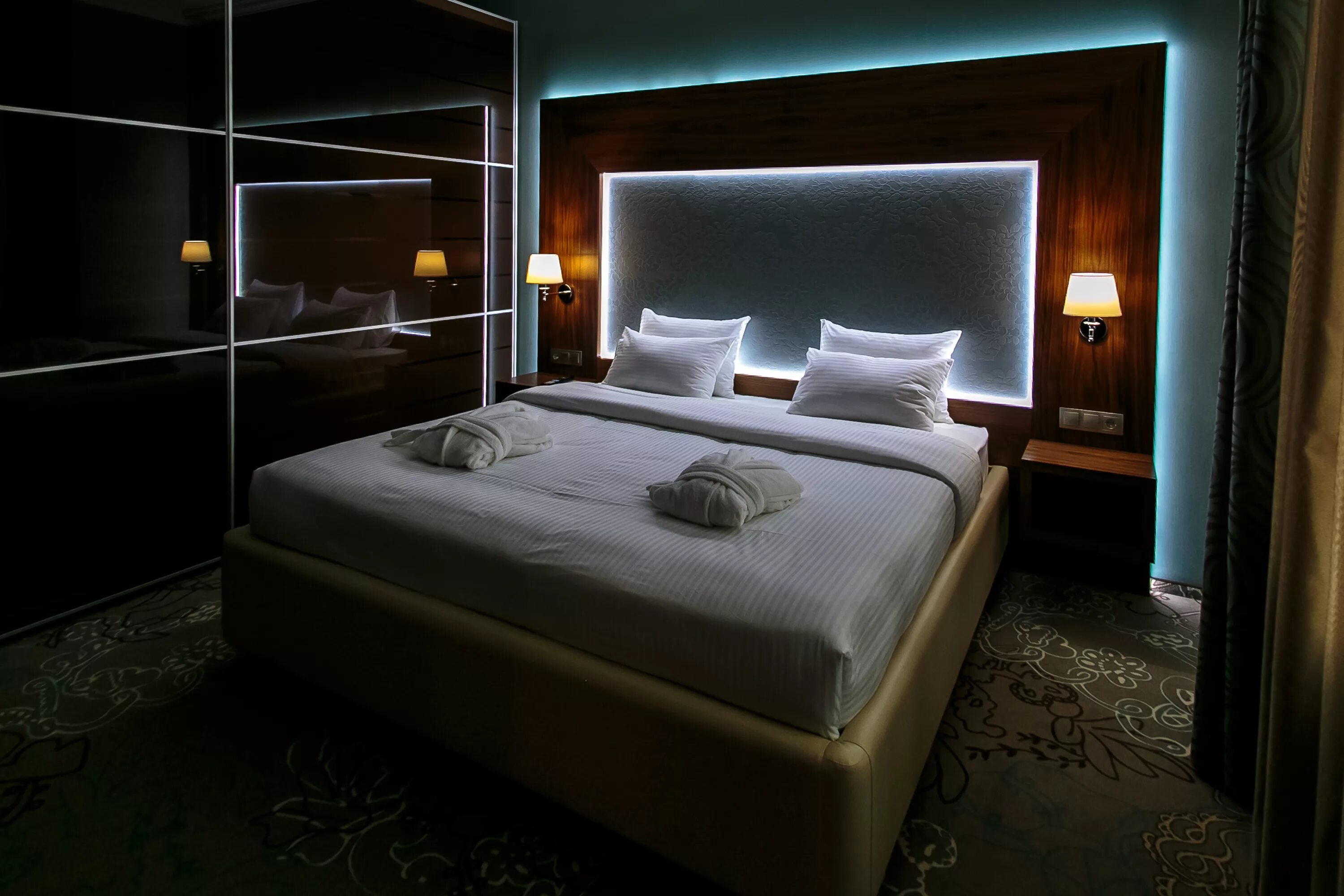 номер в гостинице ночью. девон гостиница в октябрьском. ночь в отеле. номер гостиницы ночью. номер в гостинице ночью.