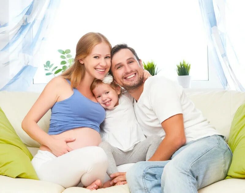 Мужчина с ребенком. Daughter father pregnant. Ребенок в семье. Daughter father pregnant. Daughter father pregnant.
