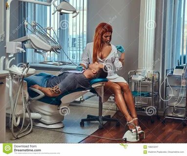 Сексуальная горячая женщина дантиста redhead, позаботить о ее пациент. 