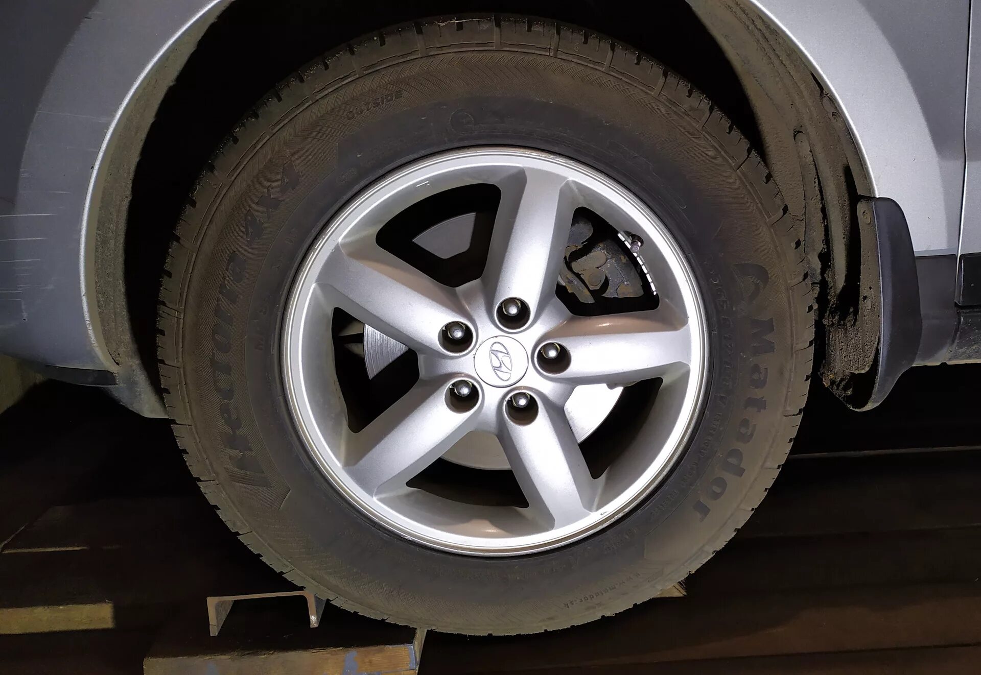 Брак шин. Диски hyundai santa fe r18. 255/60 r19 hyundai santa fe. Резина на хендай санта фе. 2 штатные диски кореец.