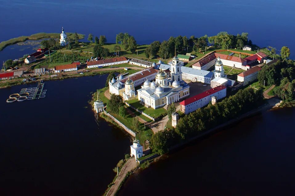 Монастыри тверской области фото. Нило-Столобенская пустынь Осташков. Монастырь Нилова пустынь Тверская область. Селигер монастырь Нило Столобенская пустынь. Осташков Нило Столобенский монастырь.