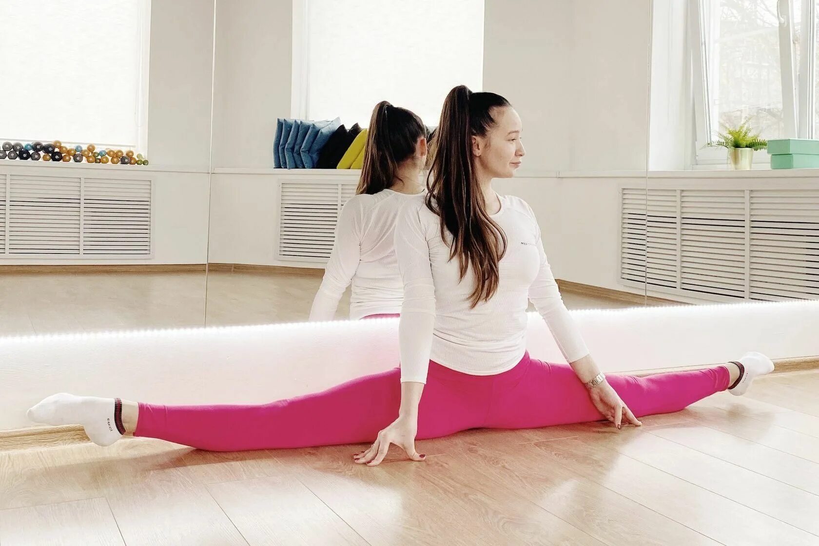 Мастера растяжки. Растяжка мастер класс от 30 лет. Дарья котельникова поперечный шпагат. Студия стретчинга. Stretch занятия что это.