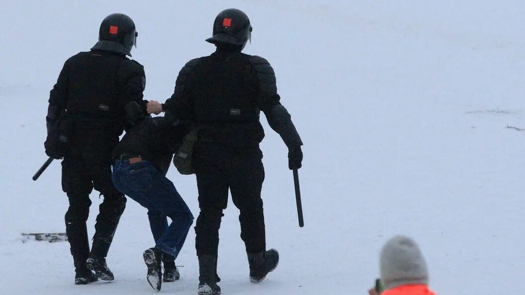 Полицейский арестовал футболиста. Росгвардия задержание футбольных фанатов. Футболиста задерживает полиция.