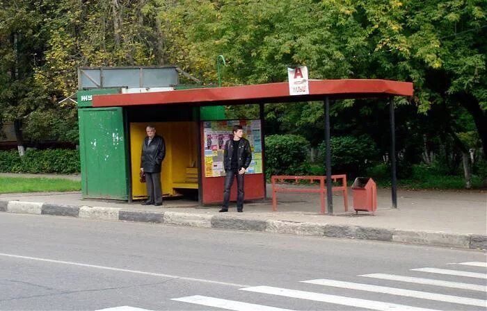 автоюбусная остановка. остановка гусарская баллада одинцово. остановка на остановке общественного транспорта. автобусны остановки каширское шоссе. автобусная остановка в лесу.