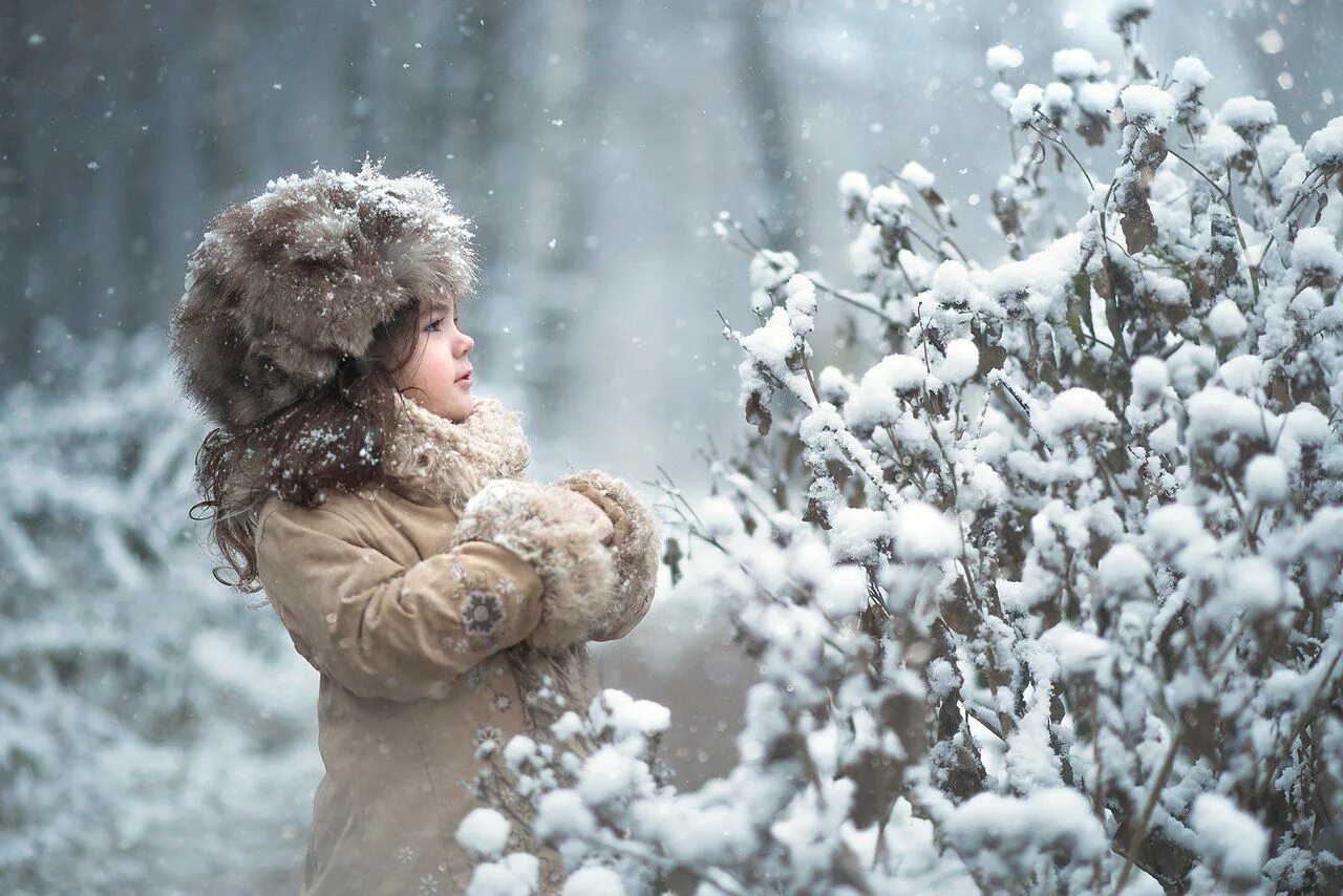 Зима для детей. Дети зимой. Радость зимой. Девочка зима.