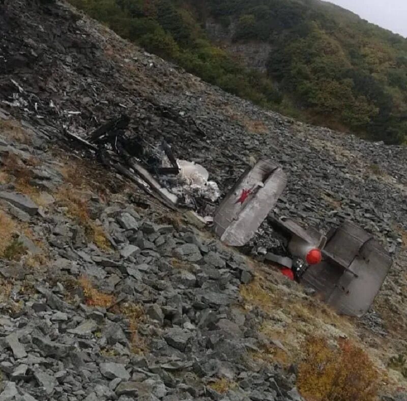 Ан 26 на камчатке катастрофа. Катастрофа ка-27 на камчатке. Врезался в скалу. Девушка которая упала в море. Прыгнул со скалы в шторм.