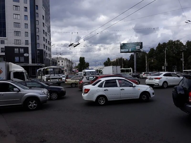 Какая сейчас обстановка в воронеже. Застава Воронеж перекресток. Светофор, Воронеж, улица 20-летия октября. Воронеж пробка перекресток. Пробка на светофоре.