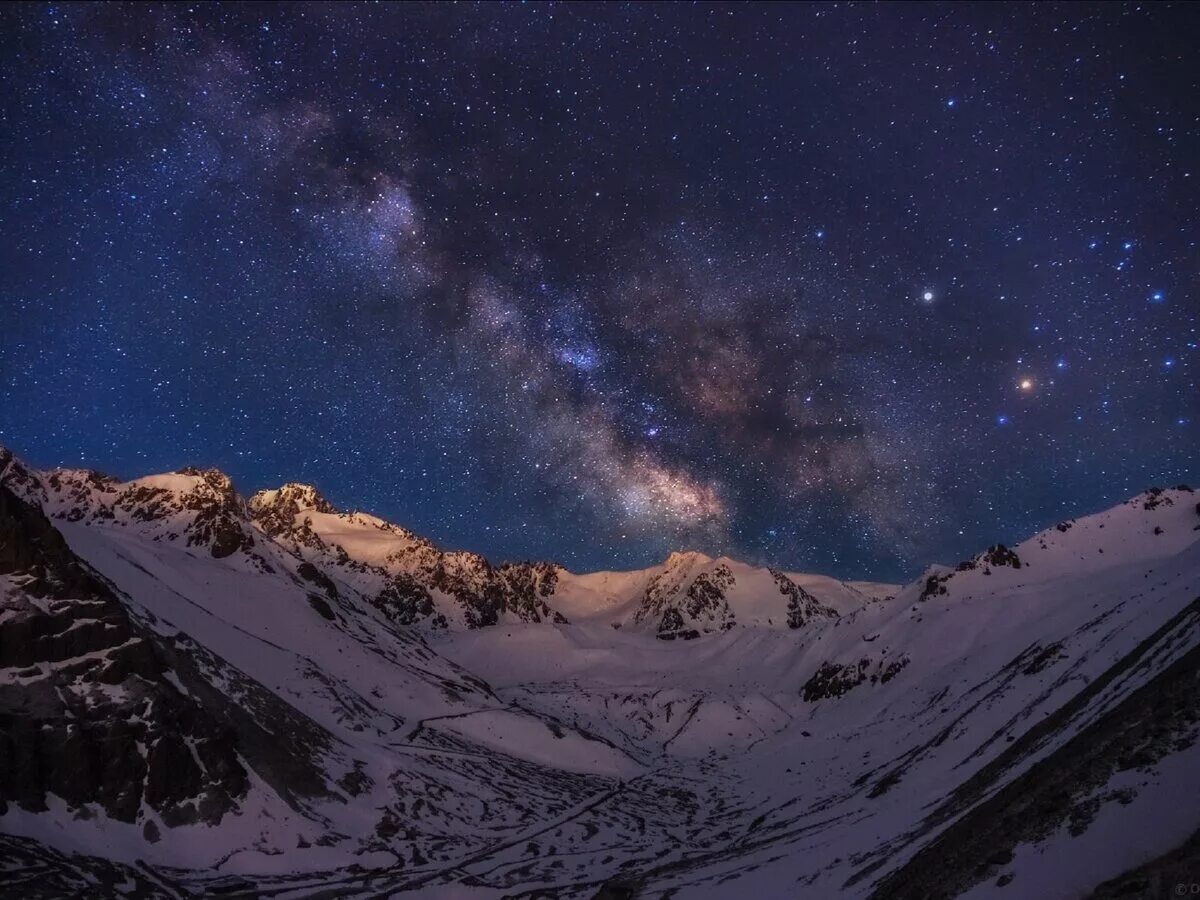 Горы и звезды. Ночная природа горы. Вечер в горах. Горы и звезды. Звездное небо в горах.