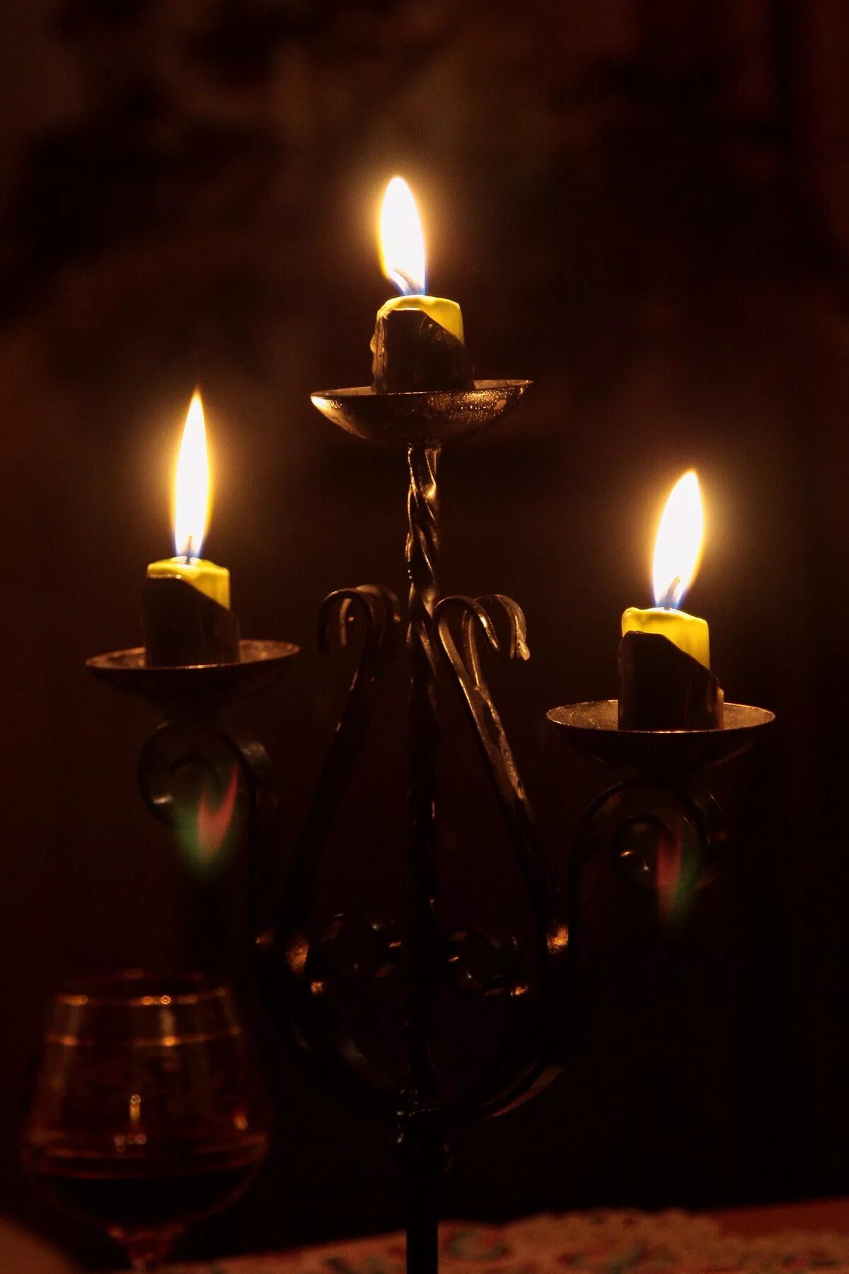 Свеча в подсвечнике. Горящие свечи. Горящие свечи в канделябре. Канделябр со свечами. Горят три свечи