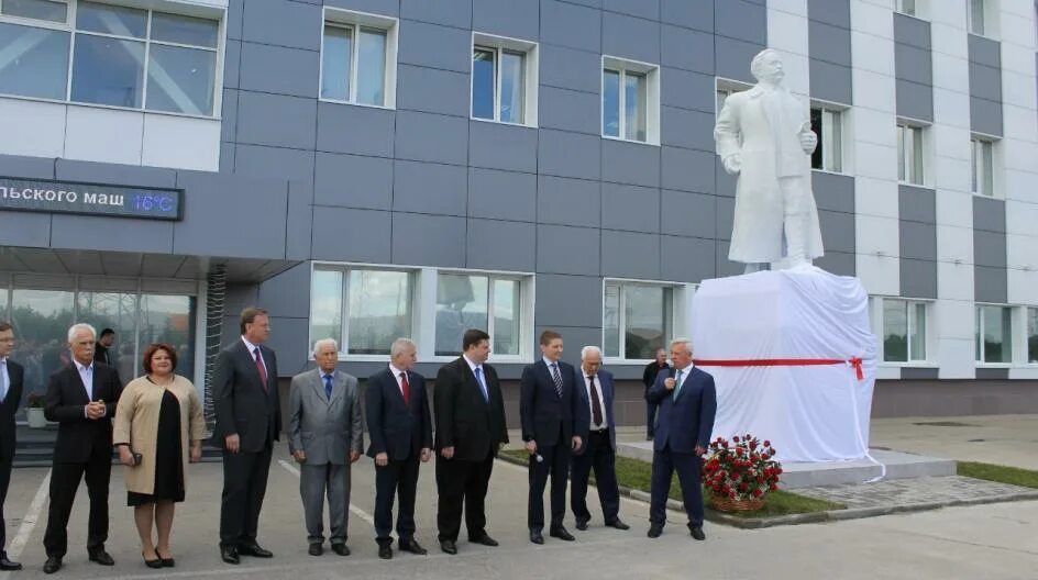 Серго орджоникидзе саратов. Завод Серго Зеленодольск. Памятник Серго Орджоникидзе во Владикавказе. Завод им. Серго Орджоникидзе. Памятник Серго Орджоникидзе на территории МАИ.