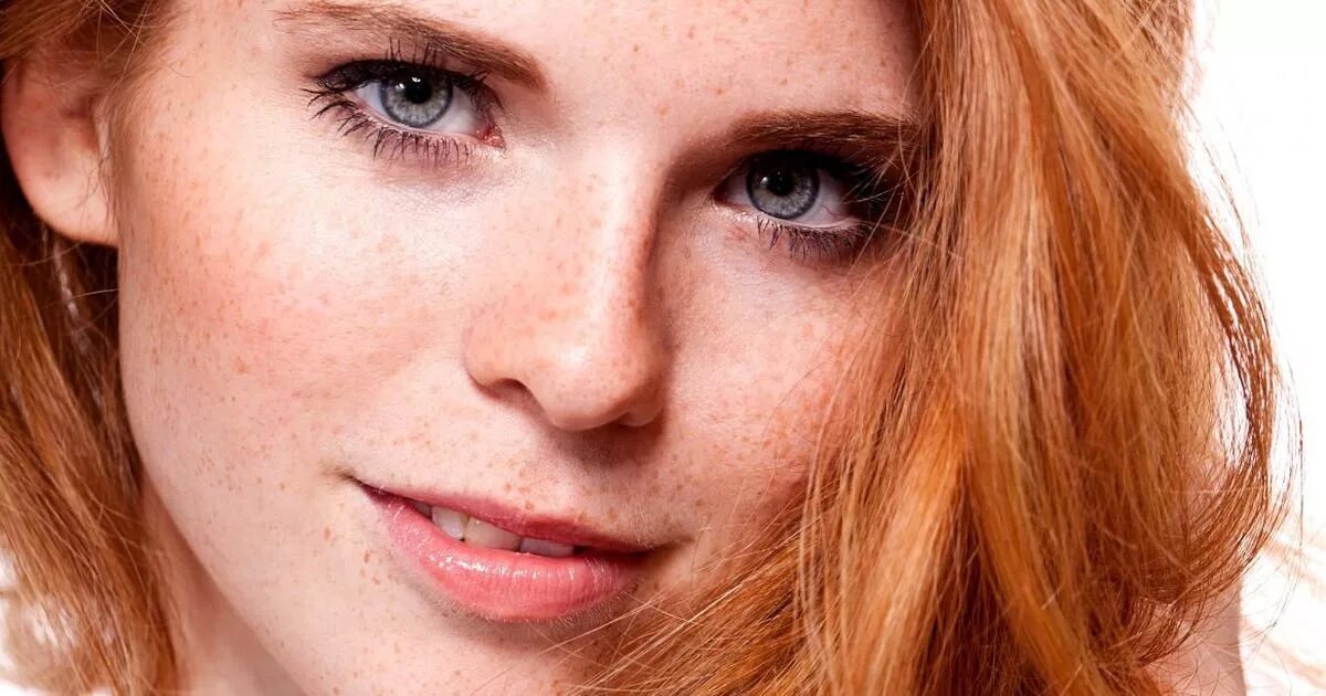 девушки с веснушками на лице. конопатая девушка. девушки с веснушками на лице. кожа с веснушками. веснушки на бледной коже.
