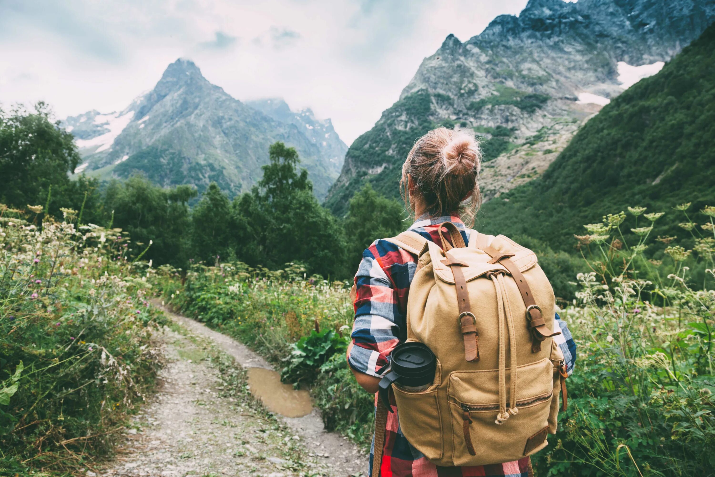 Get tourism. Туристы в горах. Турист с рюкзаком. Горы туризм. Путешественник в горах.