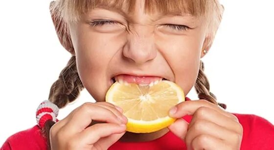 Ребенок с кислым лицом. Кислый лимон. Бутылка кислых щей. Сегодня кисло. Сегодня кисло.