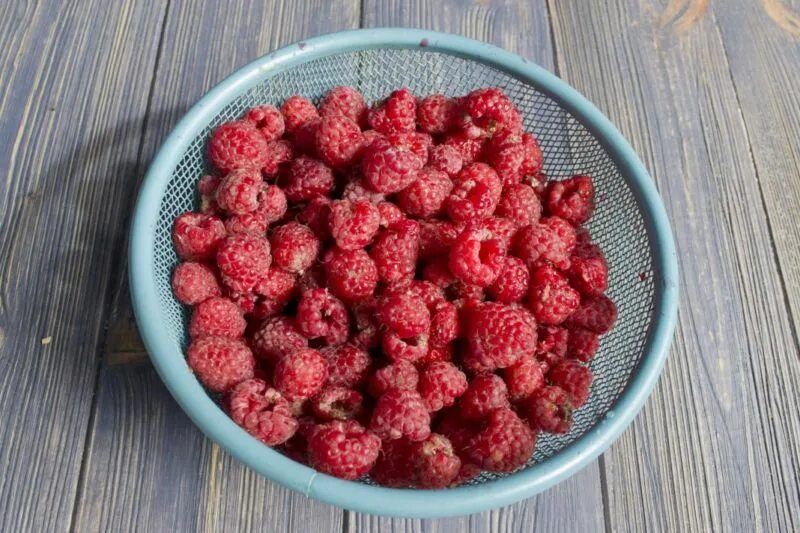 Моем малину. Мытьё малины. Моем малину. Малина с сахаром. Малина в тазу.