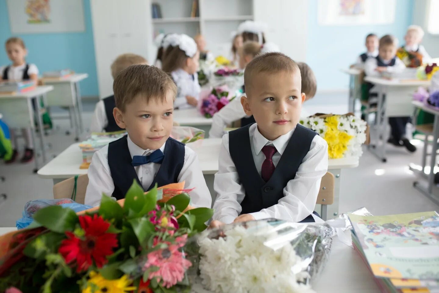 первые школы новосибирска. улица некрасова 4 новосибирск. школа 209 новосибирск. школьники на линейке. первые школы новосибирска.