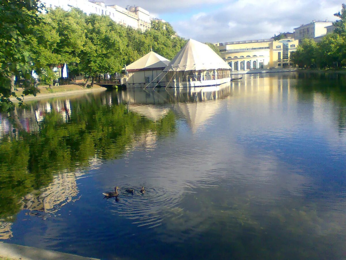 парк чистые пруды москва. патриаршие пруды лето. аптека чистые пруды.
