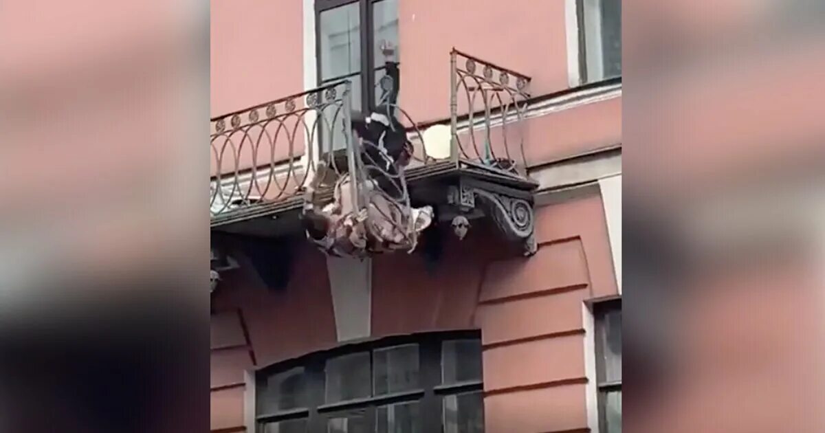 Улица Декабристов 13 Санкт-Петербург упал с балкона. Обрушился балкон в Питере. Мужчина и женщина упали с балкона в Питере.