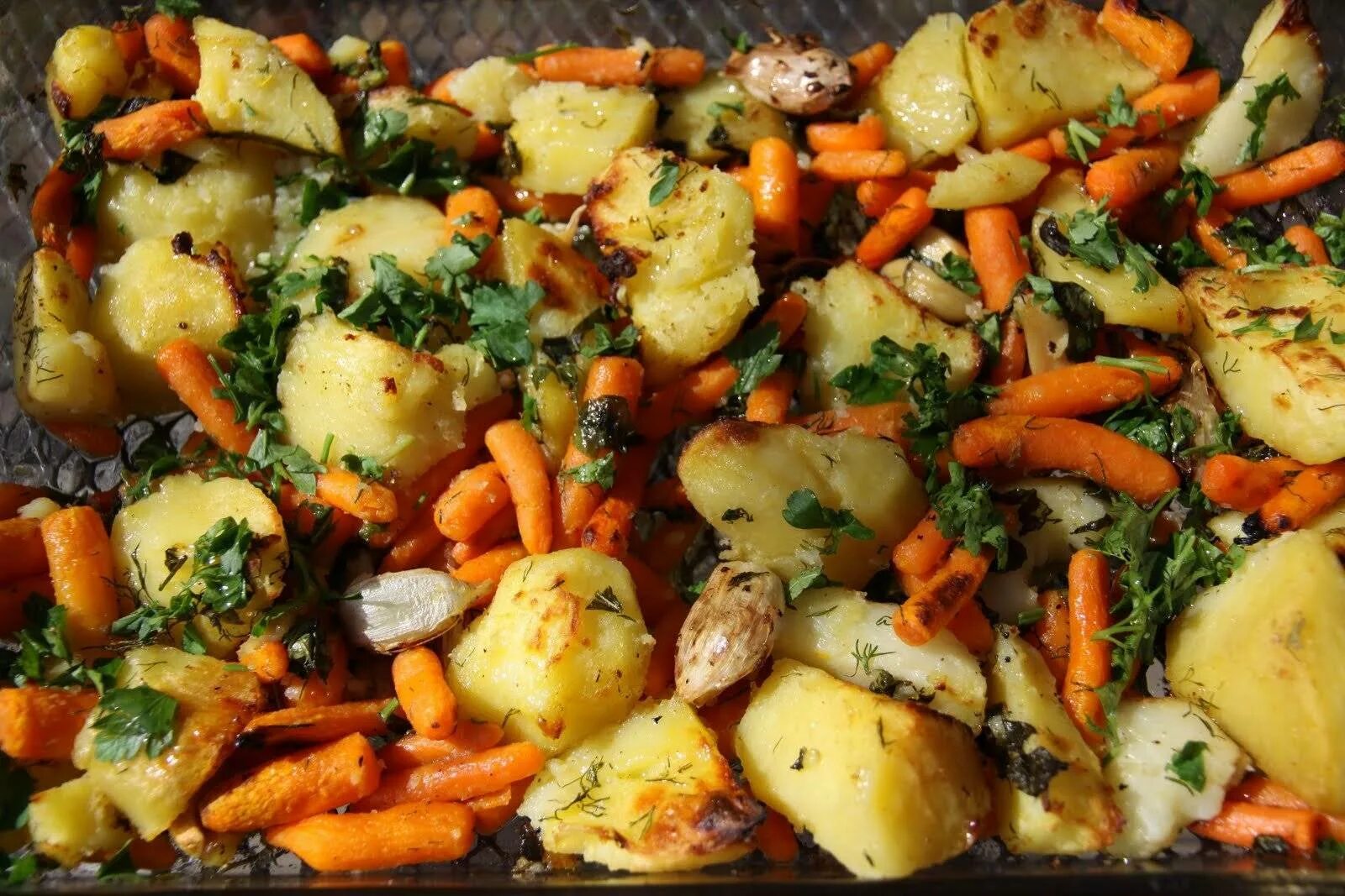 Запеченная картошка с овощами. Картофель с овощами в духовке. Запеченная картошка с овощами в духовке. Овощной гарнир. Картошка с капустой и перцем