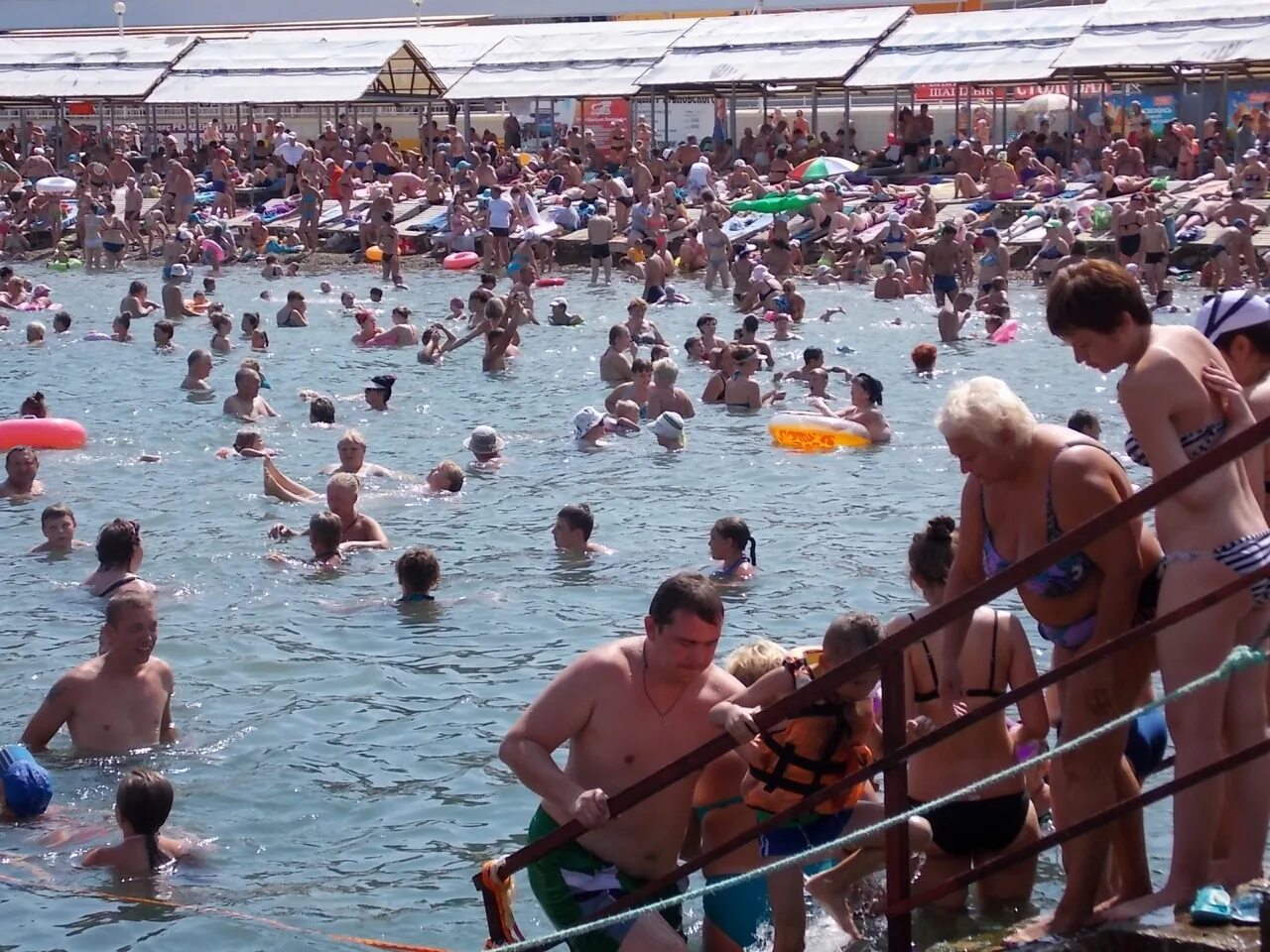 Много людей на пляже море. Анапа много море. Пляж анапа пионерский проспект 2021. Пляж в анапе куча жирных людей. Пляж фотини анапа.