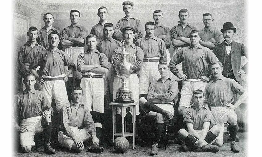 01 01 1900. Три футбольные команды 1901. 1901 Year Liverpool. Первые фото футбола в Англии 1863-1864. 1901 Liverpool Muslim.