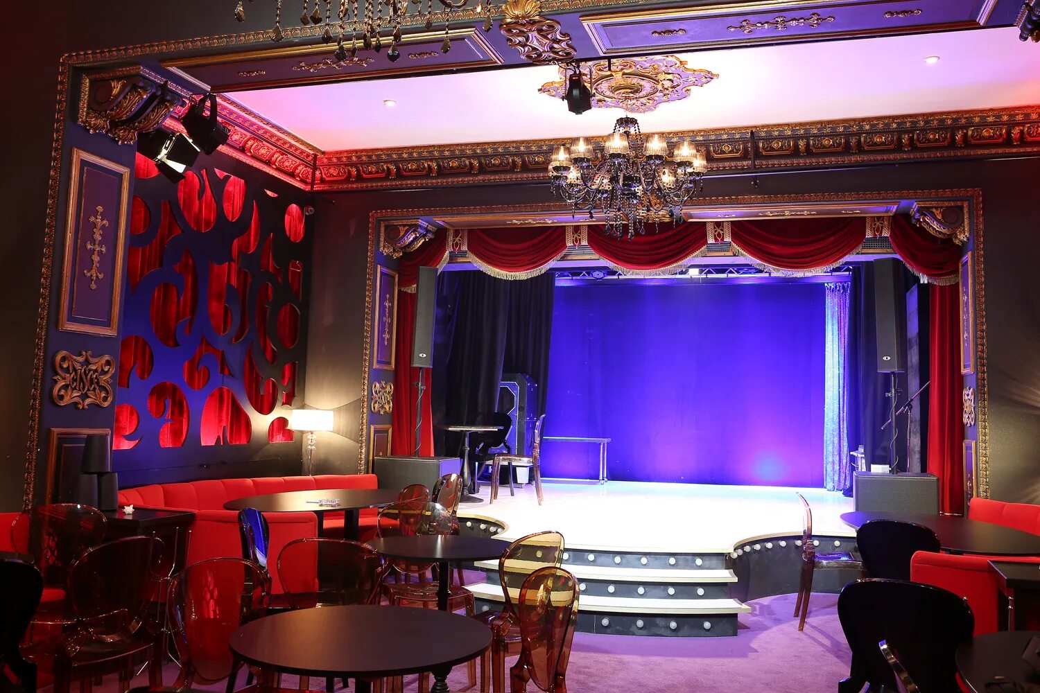 Интерьер ресторана со сценой. Пикассо ресторан. Гастропаб пабло пикассо. Дизайн сцены в ресторане. Мини сцена в ресторане.