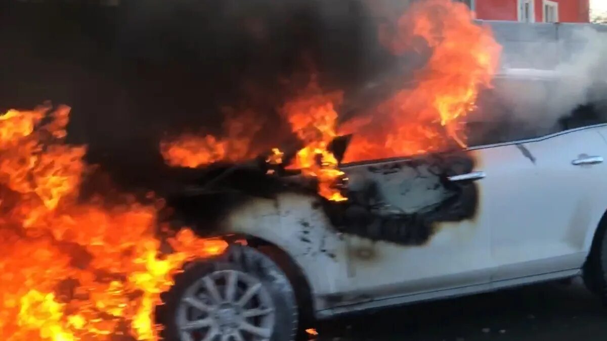 Сгорела новая машина. Возгорание автомобиля. В самаре сгорела машина. Горит автомобиль зимой. Возгорание автомобиля.
