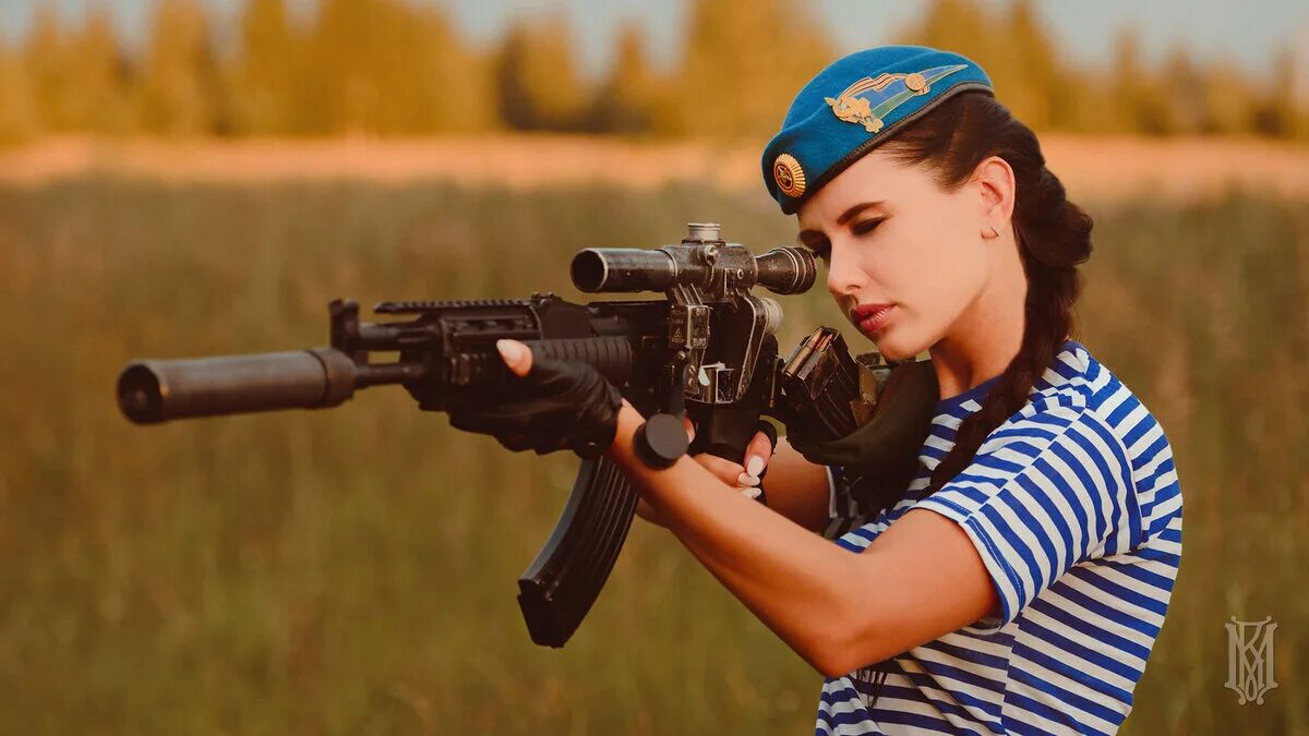Девушка в форме поет песню. Вдв девушки. девушка десантник. девушки в форме вдв. фотосессия девушка десантник.