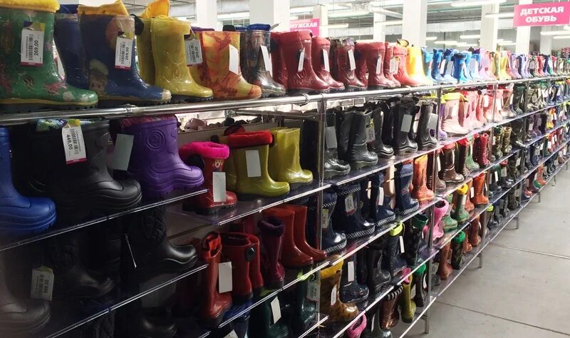 Женщина с покупками. Одежда обувь сеть. Куча вещей. Люди с покупками. Женская обувь реклама.