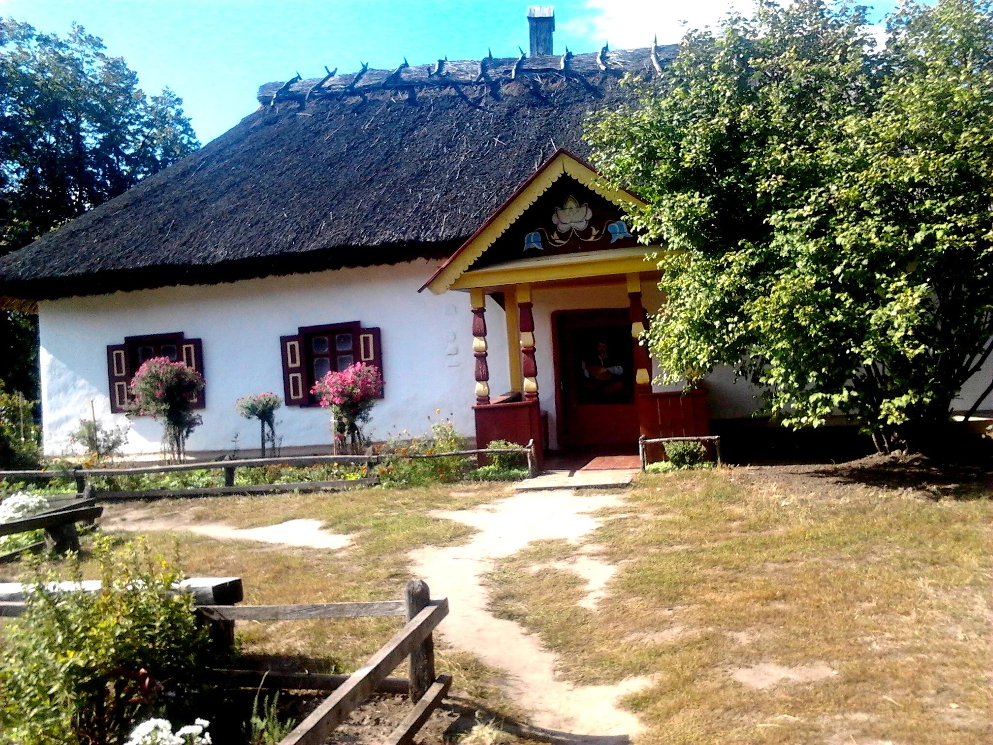 Двухэтажный дом с бассейном. Мачо дача хата. Реклама хата. Домик с бассейном. Украинская мазанка казаков.