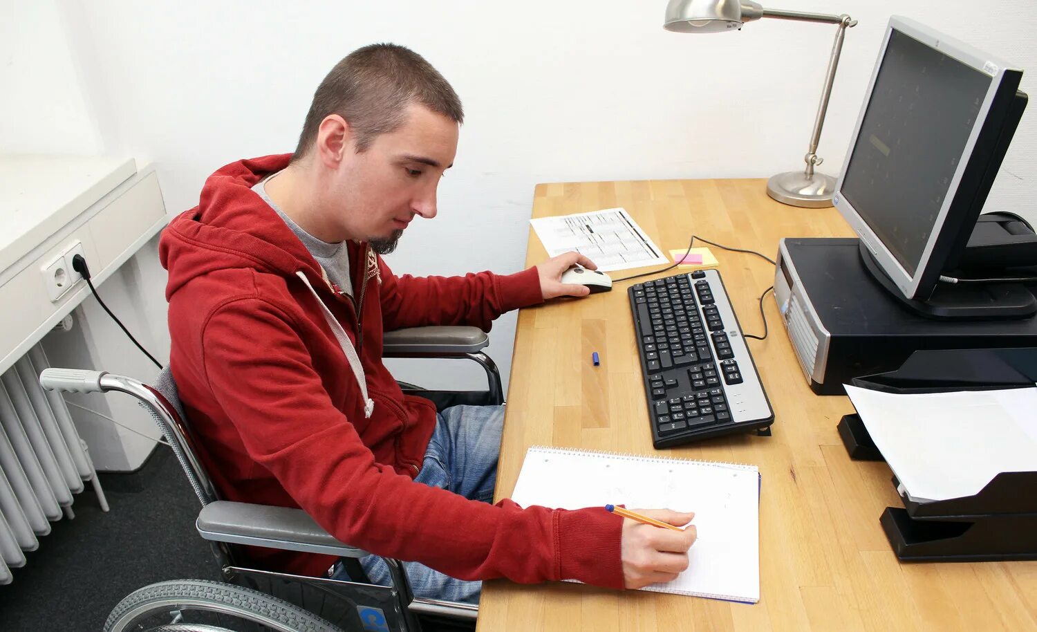 Где поработать на компьютере. Инвалид за компьютером. Людей с ограниченными возможностями компьютер. Рабочие места для инвалидов. Человек за компьютером.