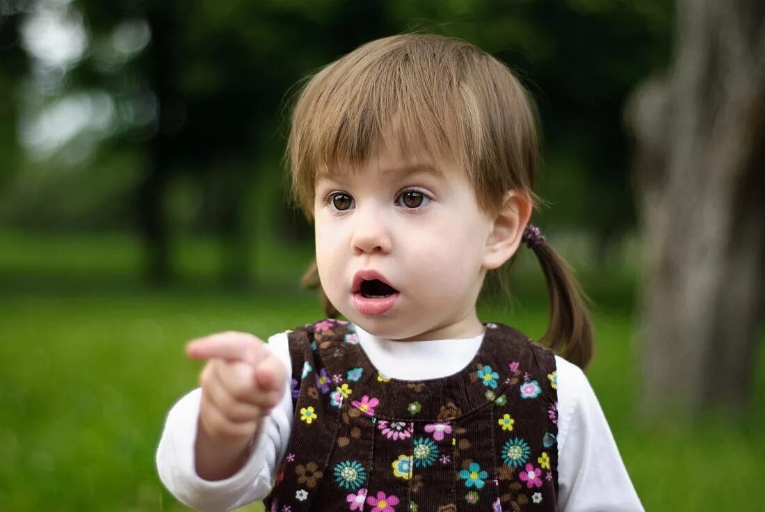 Удивление ребенка. Удивленная девочка. Девочка удивляется. Удивление ребенка. Ребенок удивляется.