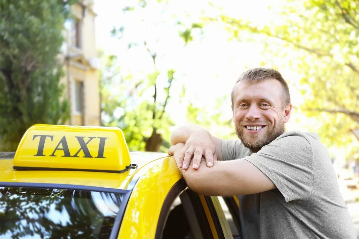 He took a taxi. Водитель такси. Таксист. Водитель такси фото. Радостный таксист.