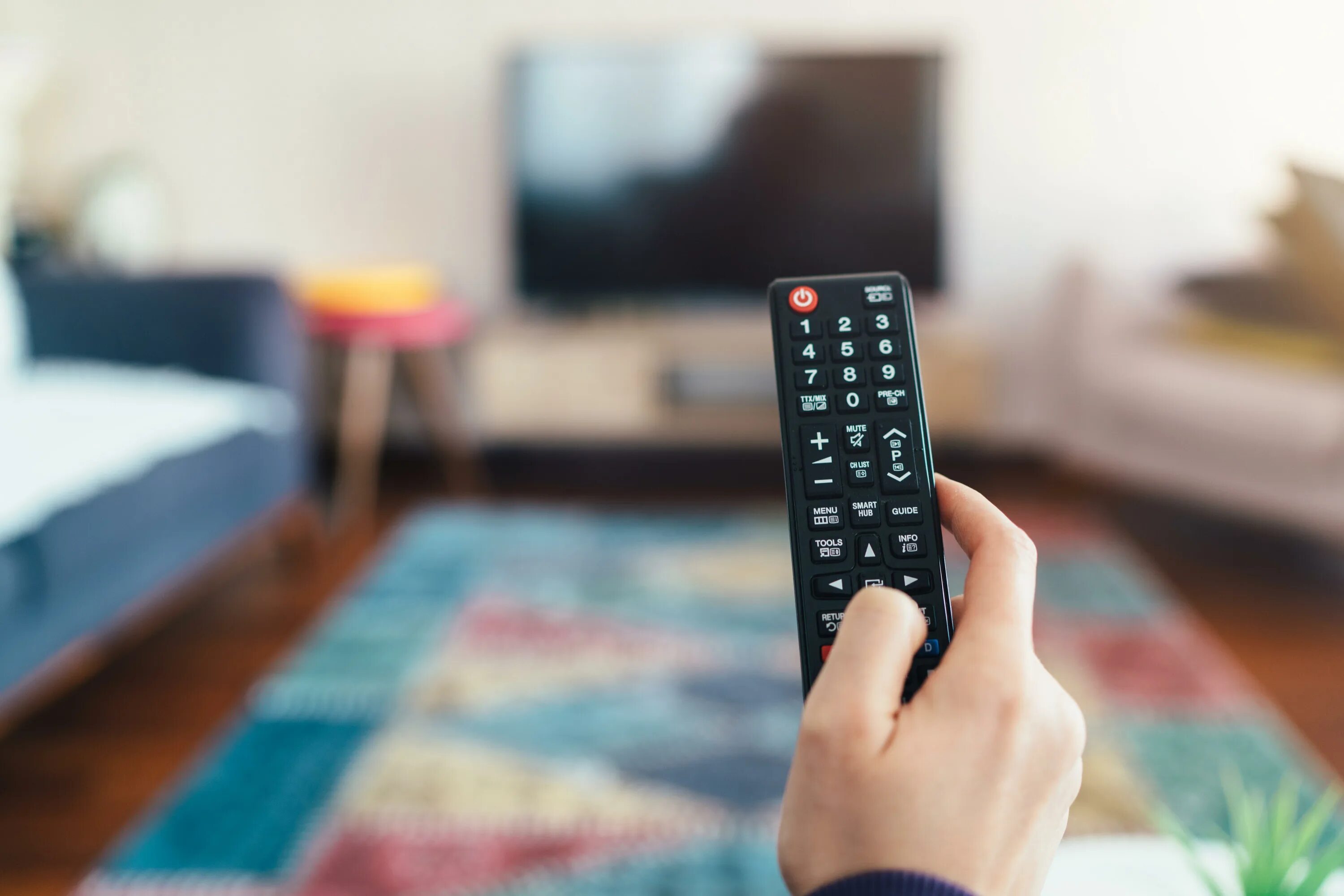 Пульт от телевизора с алисой. Пульт для телевизора asano с алисой. Как найти пульт дома. Smart remote control семья перед тв. Как найти пульт дома.