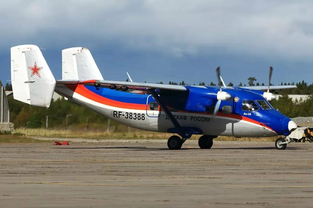 Полет 4 местный самолет. Самолет АН 28. Самолет Пчелка АН 28. АН-28 L-410. Шасси АН-28.