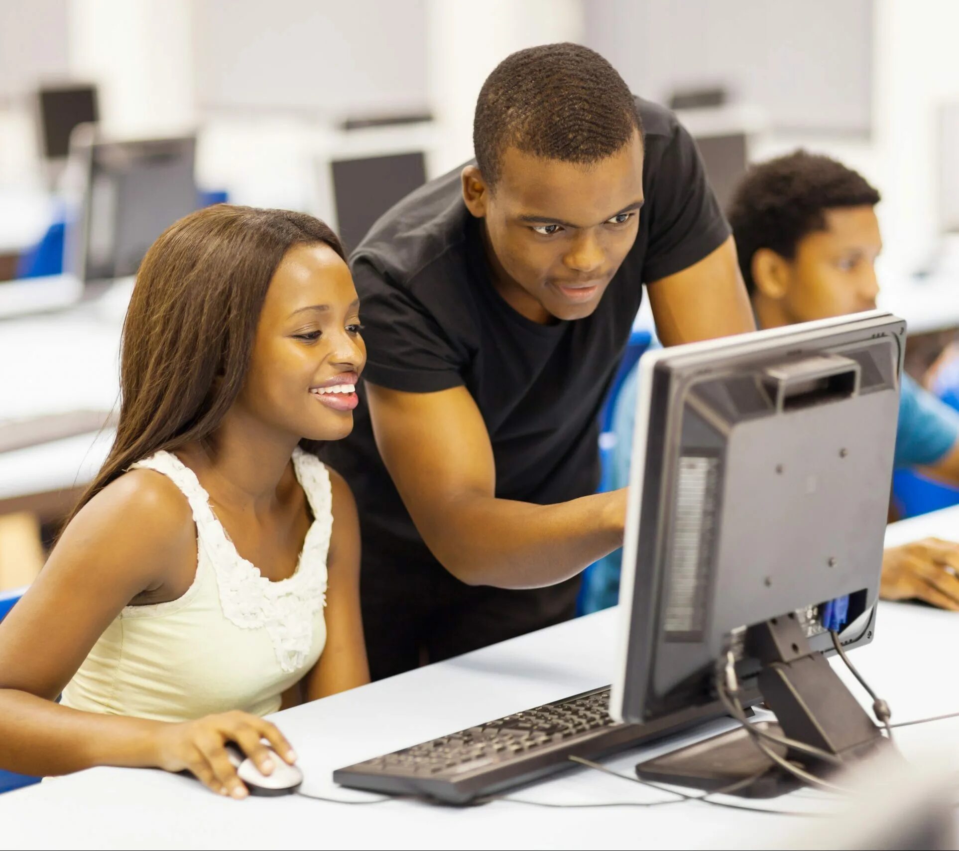 Африканец с компьютером. Африканские студенты. Компьютер в Африке. Студенты из Африки. Class d student