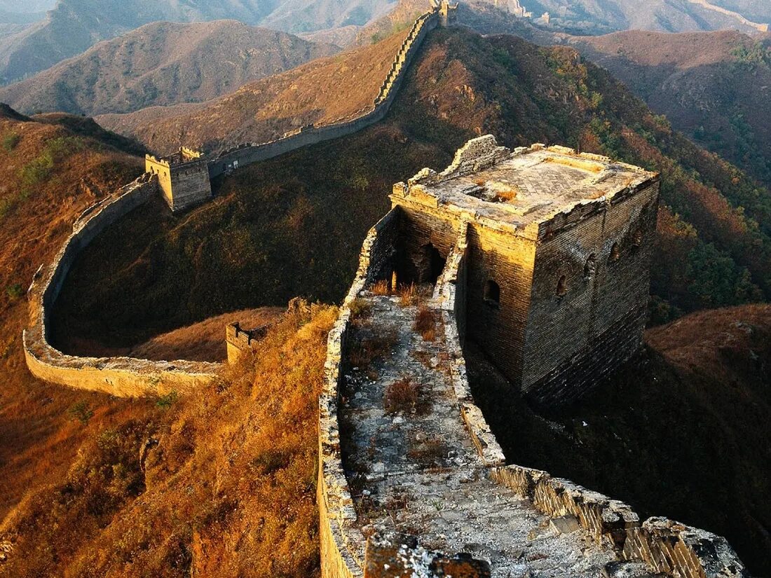 Великая китайская стена наследие. Великая китайская стена бойницы. Великая китайская стена цинхай. Башни и бойницы Великой китайской стены. Еликаякитайская стена.