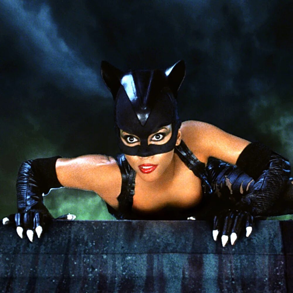 Женщина кошка песни. Холли Берри женщина кошка. Catwoman 2004. Женщина кошка 2004.