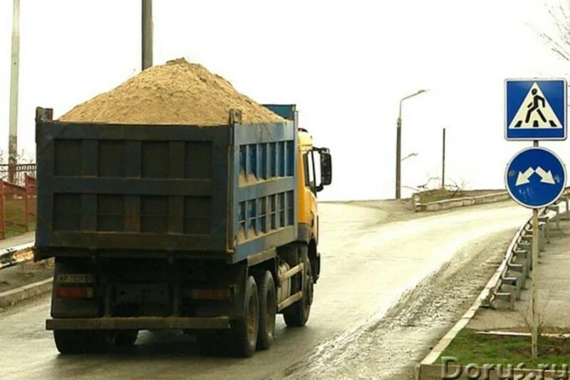 Камаз выгружает песок. Камаз с песком. Камаз стройка видео. Самосвал с песком. Камаз с щебнем.