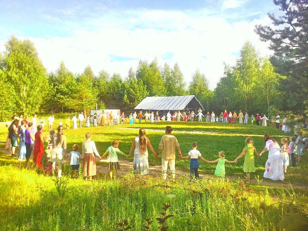 Родовые поместья дети. Родовое поместье дети. Хутор дубовой, эко-поселение. Счастливая семья в родовом поместье. Сказочный край краснодарский край экопоселение.