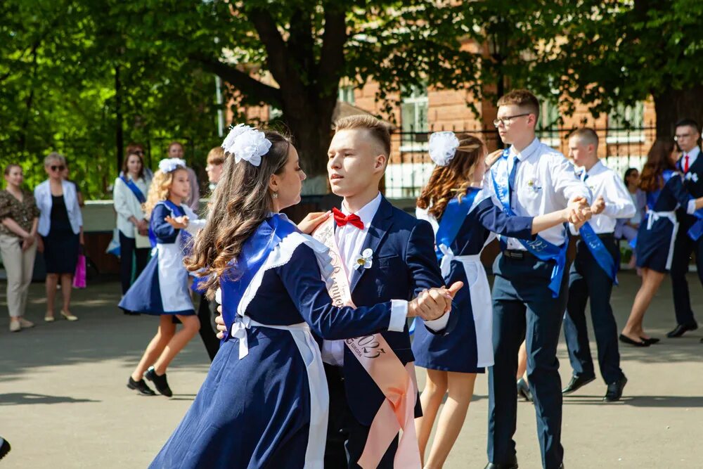 Девятиклассники и одиннадцатиклассники. Выпускной в университете. Последний звонок в школах Казани. Школа 42 Казань последний звонок 2023. КФУ выпускной.