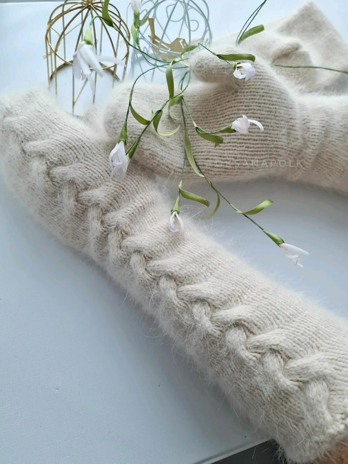 Варежки с косами. Варежки из вязаной норки. Варежки из норки с косами. Варежки из пряжи норки. Пуховые варежки.