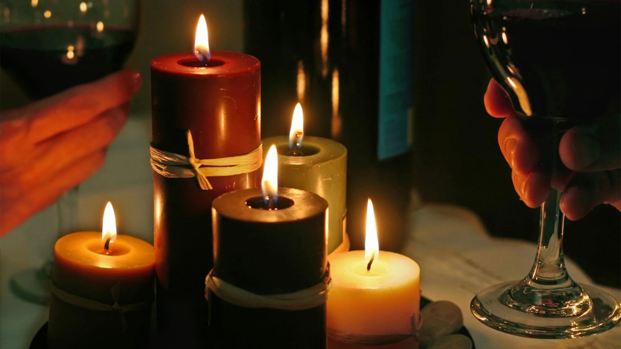 рукопись и свеча. свечка старинная. камин со свечами. пройти дом со свечкой. адвент свеча волхвов.